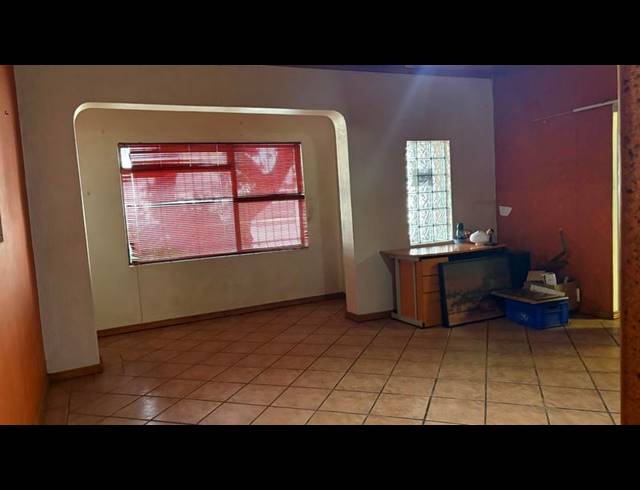 2 BEDROOM HOUSE FOR SALE IN LANSDOWNE